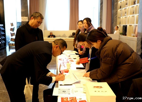 1740533336472790.jpg 报到现场,委员们正在签到。实习记者_寇静(1467916)-20250226092747.jpg