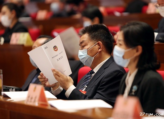 图为开幕会上，政协委员认真审议政协常委会.jpg