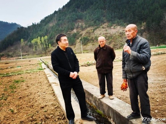 图1：毛浓翔（左一）_在地里指导农户科学(1185598)-20240513090102.jpg