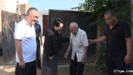 配图：大荔县政协主席谢文秀（右三）一行慰(1257112)-20240730093657.jpg