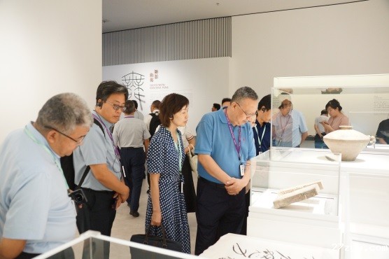 5委员们在陕历博秦汉馆的展品前驻足观看。(1304136)-20240923090017.jpg