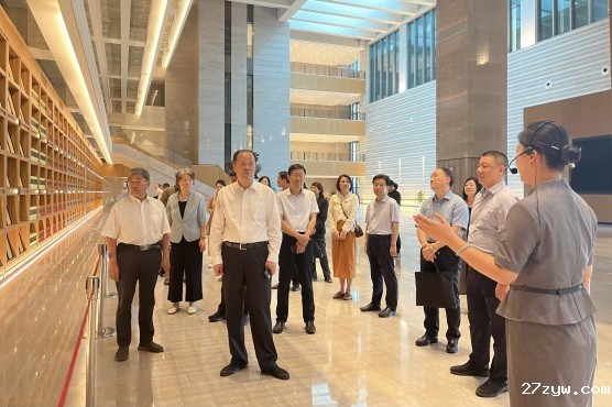 委员们在西安国家版本馆参观学习_记者_张(1304283)-20240923090045.jpg
